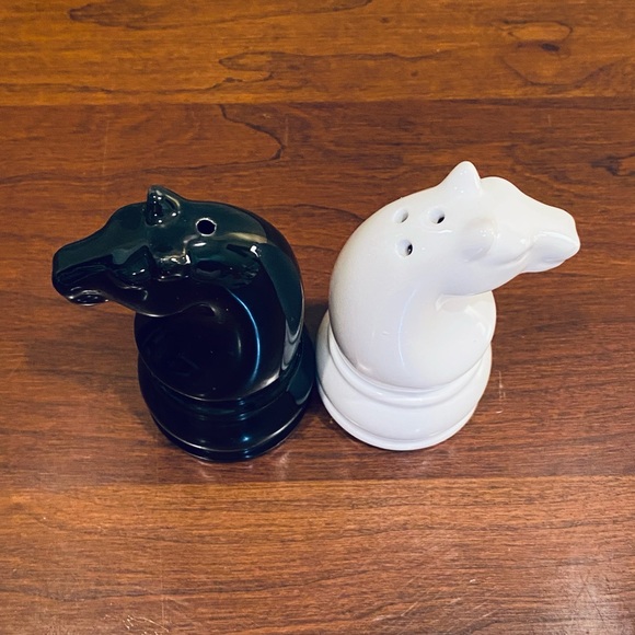 🌟HP🌟Set Black & White Glazed Ceramic Chess Pieces Knight Salt & Pepper Shakers - Picture 3 of 5